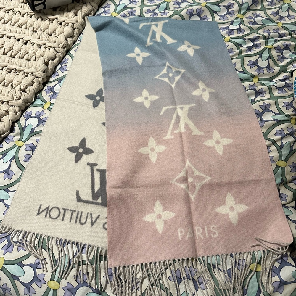 Authentic Louis Vuitton Reykjavik Gradient Cashmere Scarf - Blue Rose, New